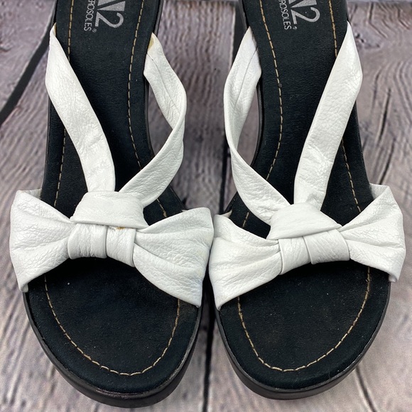 A2 by AEROSOLES White & Black Leather Slip On Comfy Heels - Picture 14 of 17